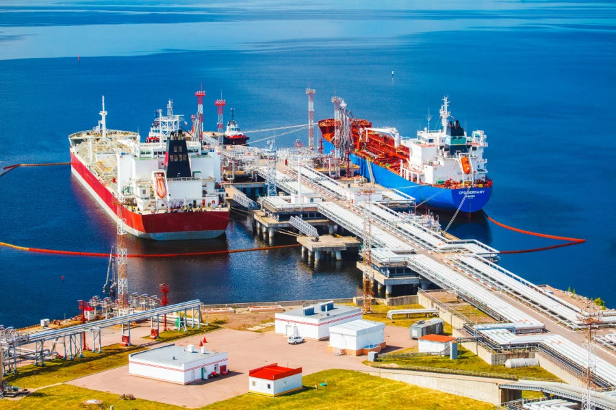 "Лукойл" начал закупки оборудования для проекта перевалки НАК и метанола в порту Высоцк